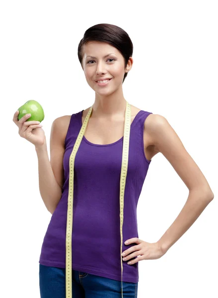 Mujer adelgazante con regla flexible y manzana verde madura — Foto de Stock