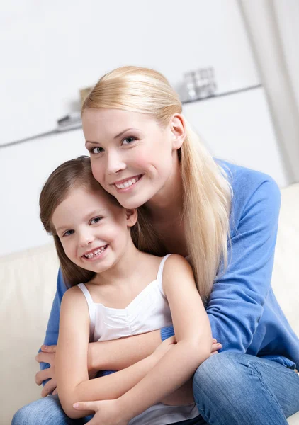 Smiley moeder met haar dochter — Stockfoto