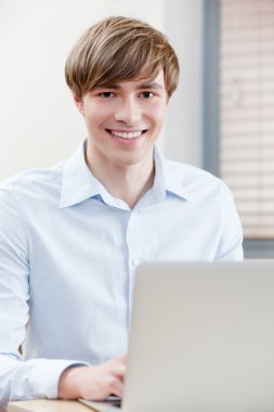 adam pc üzerinde çalışıyor