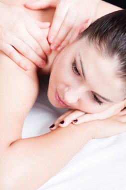 güzel bir kadın üzerinde omuz masajı