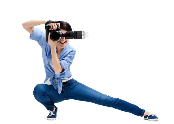 Creative girl-photographer takes snaps — Stock Photo, Image