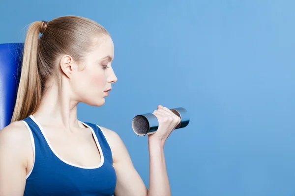 Atleta mulher com halteres — Fotografia de Stock