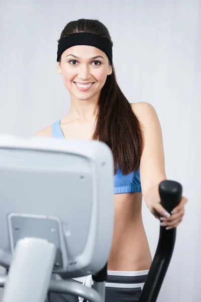 Årets idrottskvinna utbildning på simulatorer i gym — Stockfoto