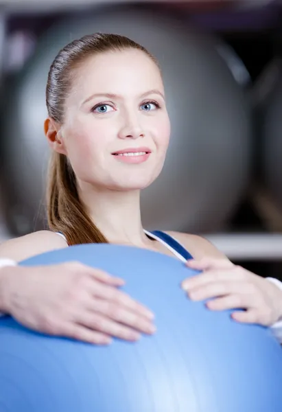 Atleet vrouw met gymnastiek bal — Stockfoto