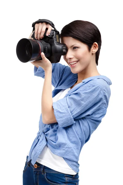 Pretty woman-photographer takes snapshots — Stock Photo, Image