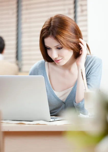 Vrouw is surfen op het internet op de personal computer — Stockfoto