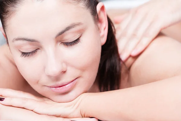 Mulher recebendo massagem terapêutica — Fotografia de Stock