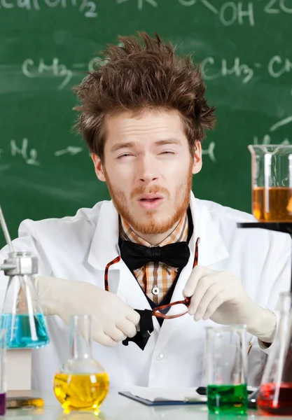 El profesor loco no ve nada sin sus gafas. — Foto de Stock