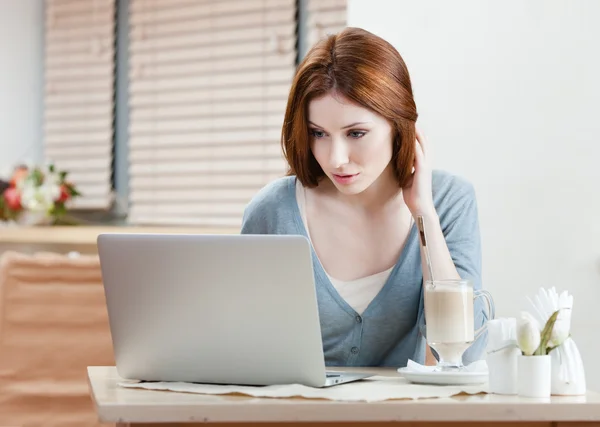 Vrouw werkt op de pc — Stockfoto