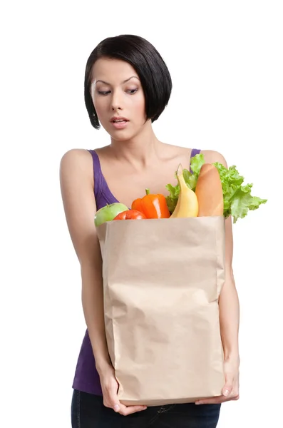 Fille attrayante avec le paquet de légumes — Photo