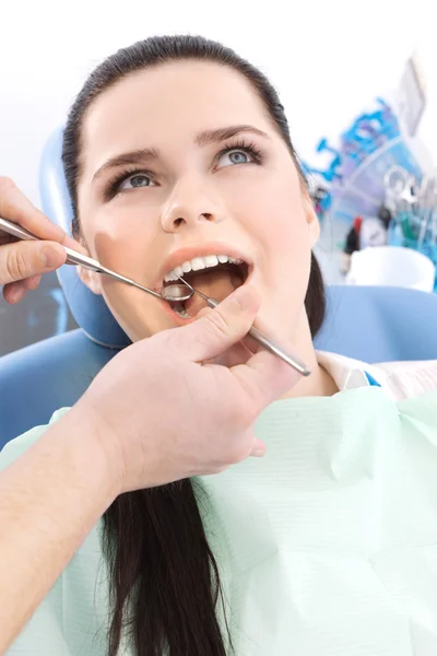 Dentista examina a cavidade oral do paciente — Fotografia de Stock