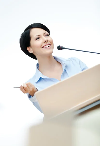 Vrouw redenaar op het podium — Stockfoto