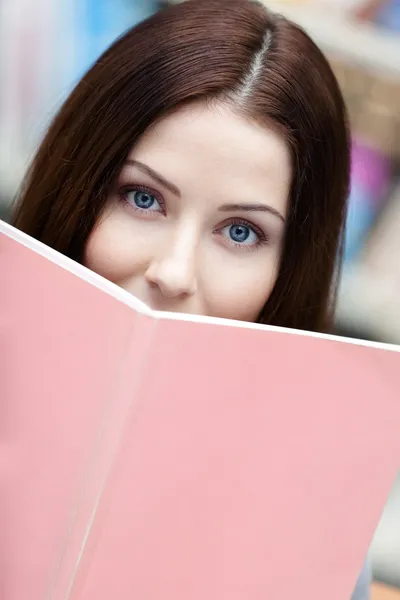 Young female student reads the book — Stock Photo, Image