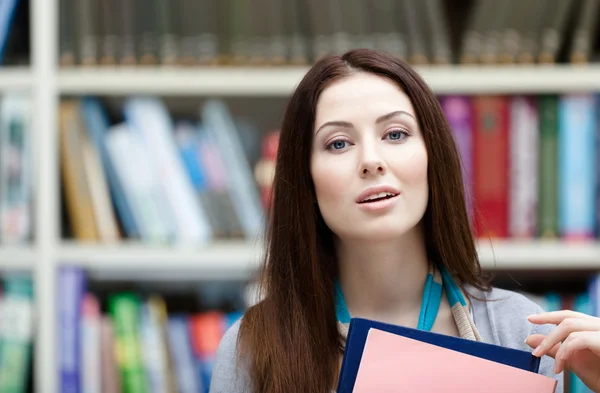 Estudante feminina com cadernos — Fotografia de Stock