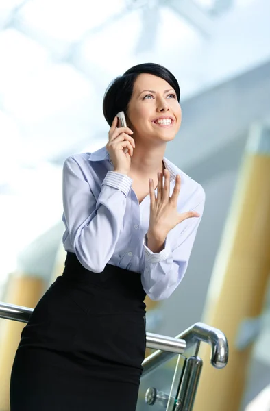 Zakelijke vrouw gesprekken op mobiele telefoon — Stockfoto