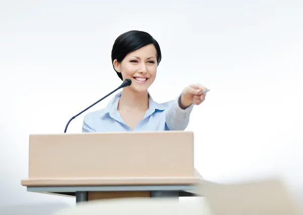 Vrouwelijke presentator bij de Raad van bestuur — Stockfoto