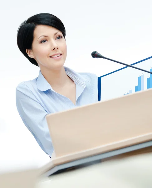 Vrouwelijke docent op het podium — Stockfoto