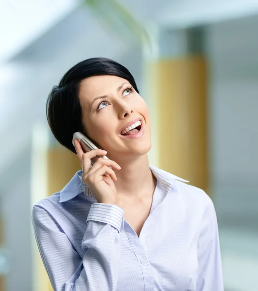 Business woman samtalen på mobiltelefon — Stockfoto