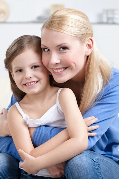 Sorridente madre con sua figlia — Foto Stock