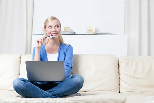 Jong meisje dromen over het kopen via het internet — Stockfoto