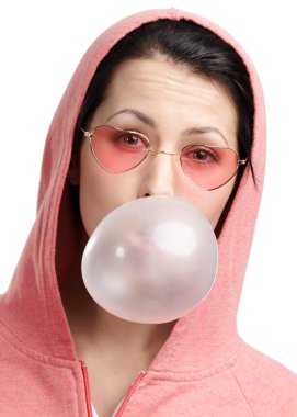 güzel bir kadın pembe balonlu sakız darbeler
