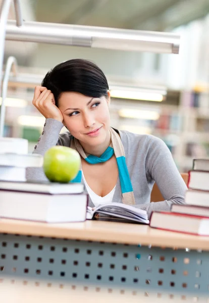 Drömmande kvinnlig student studier på behandlingen hall — Stockfoto