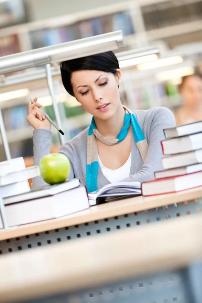 Mulher treina na biblioteca — Fotografia de Stock