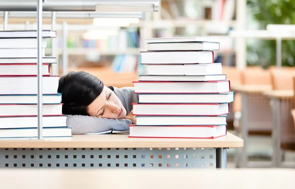 Hübsche Studentin schläft am Schreibtisch — Stockfoto