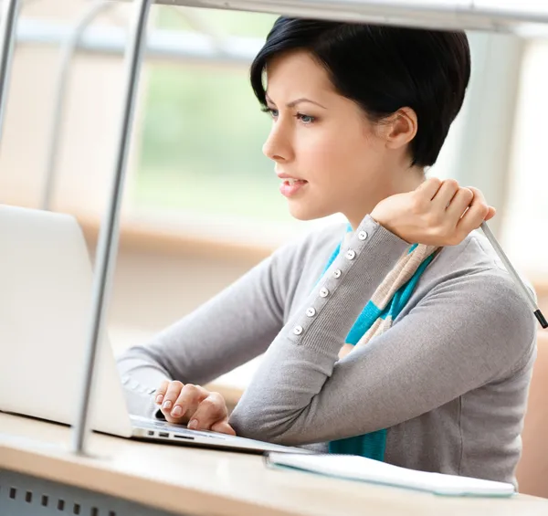 Vrouw die op de computer werkt — Stockfoto