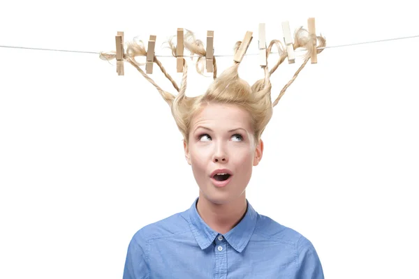 Femme avec coiffure créative de chevilles de vêtements — Photo