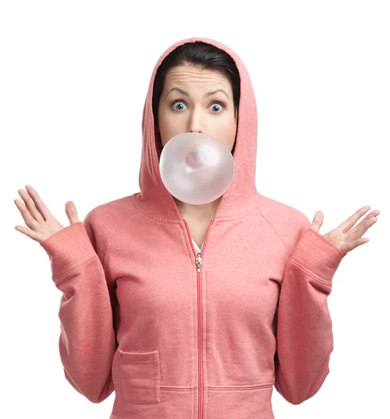 Flicka blåser ut rosa tuggummi — Stockfoto