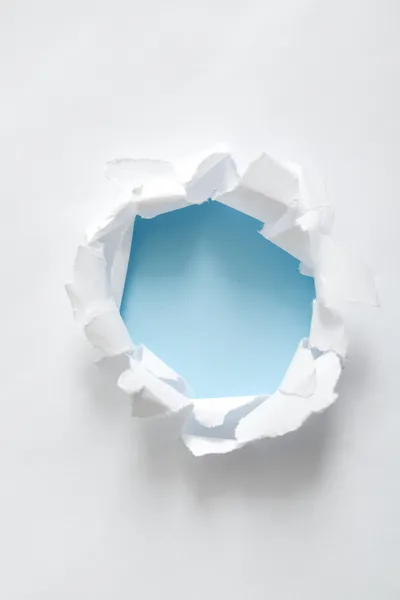 Roztrhaný papír kruh na modré — Stock fotografie