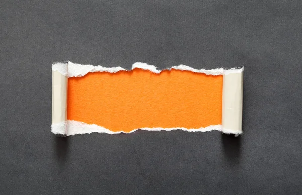Порванная бумага с оранжевым пространством для вашего сообщения — стоковое фото