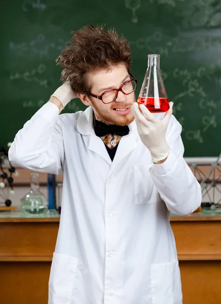 Profesor loco sostiene Erlenmeyer frasco — Foto de Stock