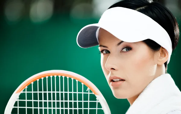 Närbild på framgångsrika kvinnliga tennisspelare. — Stockfoto