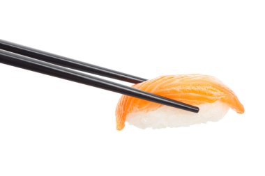 suşi nigiri siyah çubuklar ile