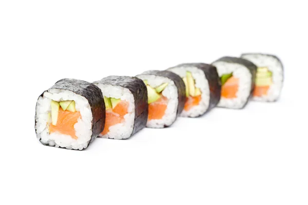 Rangée de rouleaux de maki frais — Photo