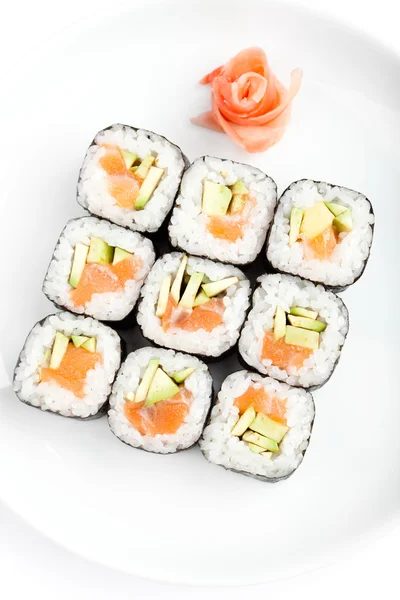 Plaza de rollos de sushi con sashimi — Foto de Stock