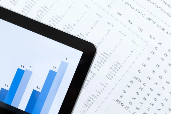 Close up de tablet de negócios e diagramas — Fotografia de Stock