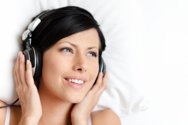 sutyen kadın müzik dinliyor