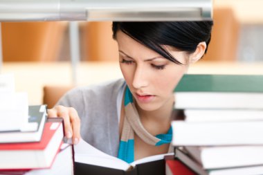 çekici kadın kitap okuma