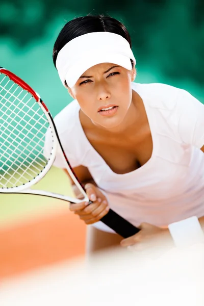 Belle sportive en tenue de sport jouant au tennis — Photo