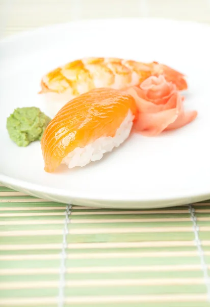 Nigiri sushi på den vita plattan — Stockfoto