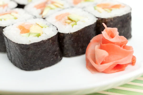 Rollos de sushi en la placa blanca — Foto de Stock