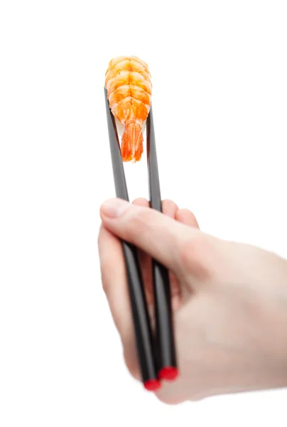 Hand hält Sushi Nigiri mit Essstäbchen — Stockfoto