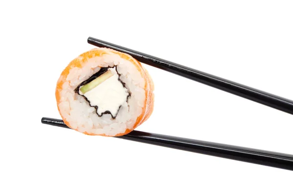 Sushi-Rolle mit schwarzen Essstäbchen — Stockfoto