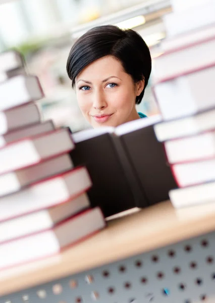 Kvinnlig student med böcker — Stockfoto