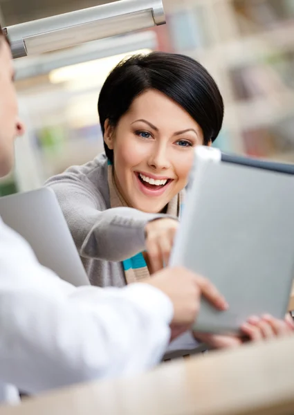 Woman communicates with young man at the library — Stock Photo, Image