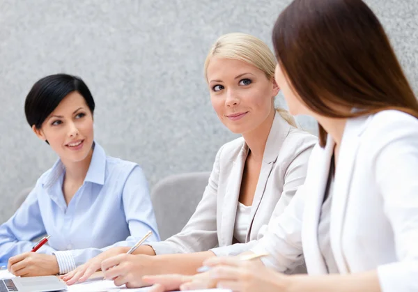Female managers discuss business plan — Stock Photo, Image