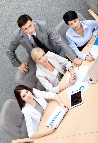 Equipe de negócios bem sucedida na conferência — Fotografia de Stock